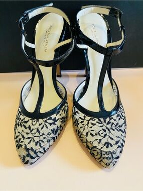 Bottega Veneta Black & Beige Lace “Perfect T” Strap Pointed Toe Pumps. Auth.
